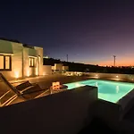 Sandy & Salty Villa *